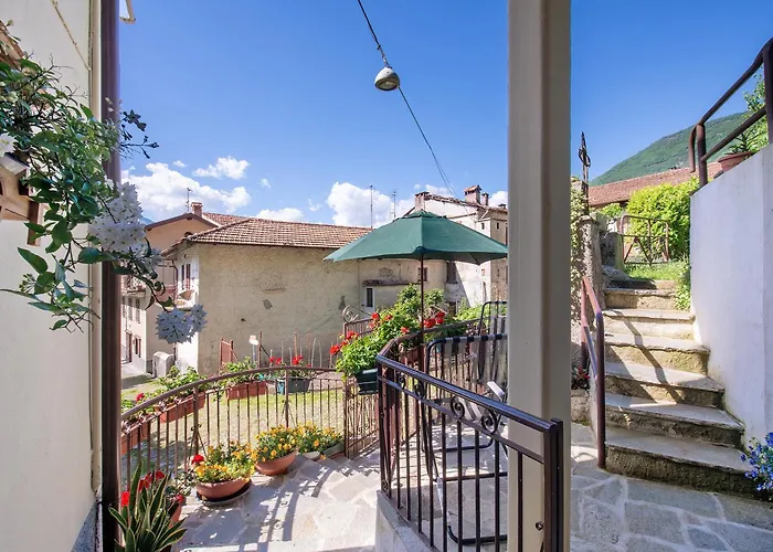 Castagno 2 Sentiero Del Viandante בלאנו